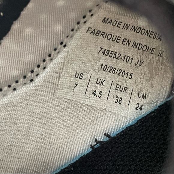 Nike Juvenate :: Women’s Size 7 :: Silver/Grey - Picture 6 of 6